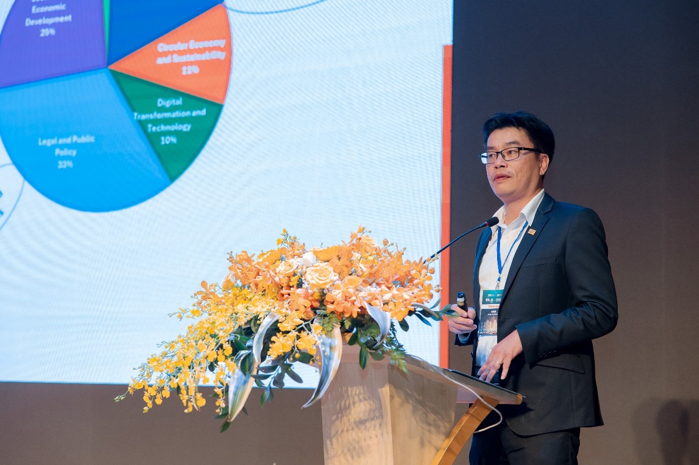 Theo GS.TS.Sử Đình Thành – Giám đốc UEH phát biểu tại buổi hội thảo