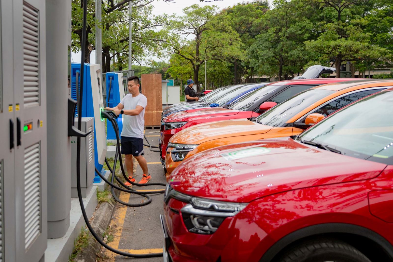 ào cản lớn nhất nằm ở sự thiếu vắng của một quy hoạch rõ ràng về hạ tầng sạc, cùng với đó là thiếu quy chuẩn chung cho các trạm sạc.