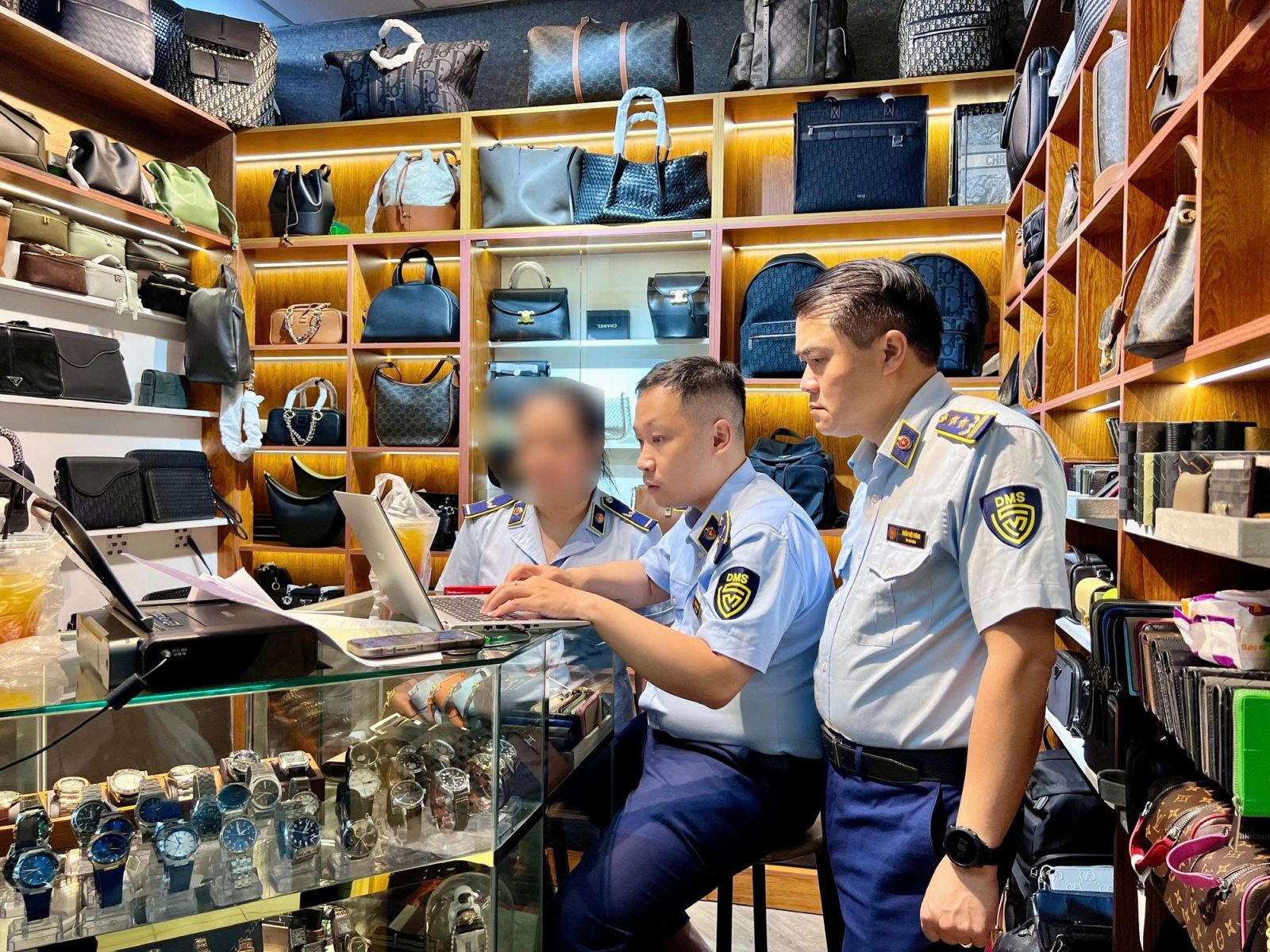 Kiên quyết phòng ngừa, đấu tranh, ngăn chặn, đẩy lùi, tiến tới chấm dứt, quét sạch các hành vi tiêu cực 