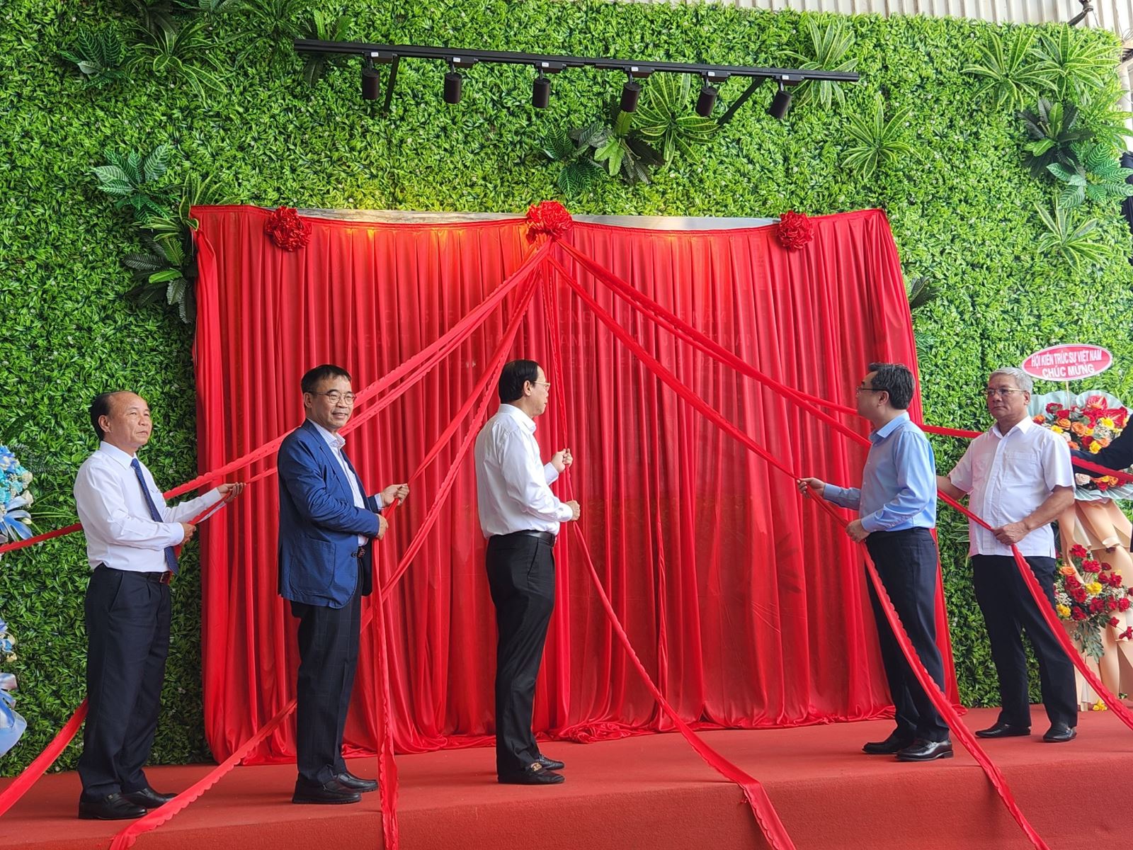 Công trình được gắn biển nhân kỷ niệm 65 năm ngành Xây dựng