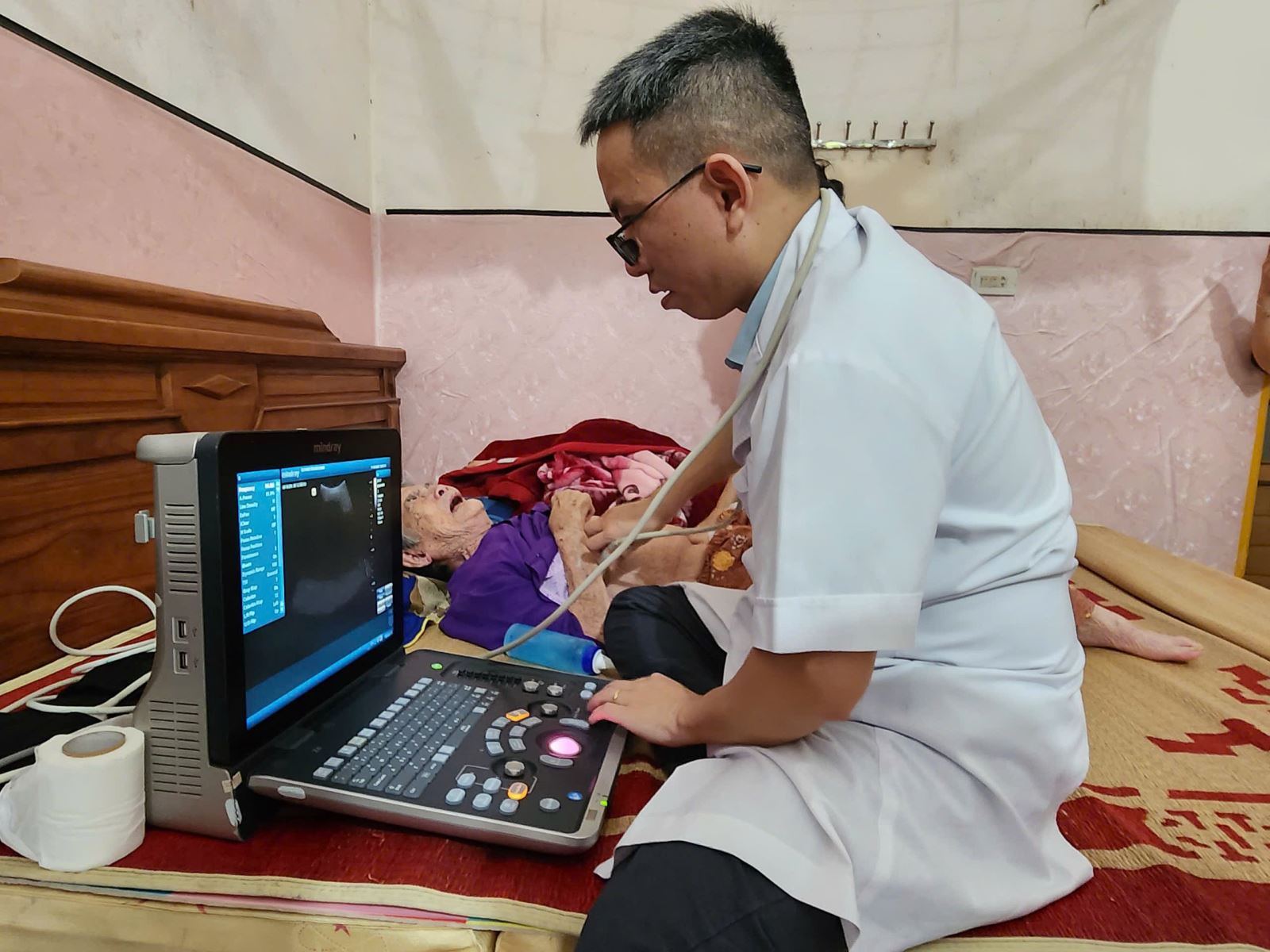 Thăm khám Mẹ Việt Nam Anh hùng Nguyễn Thị Thảo xã Gia Sinh