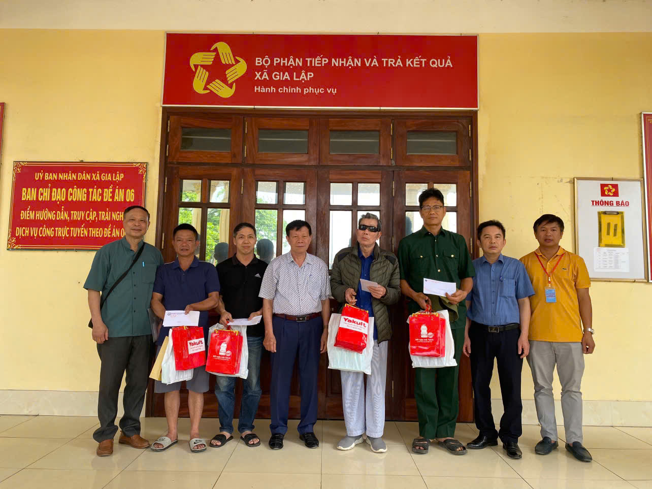 Tặng quà cho người tham gia chương trình khám bệnh