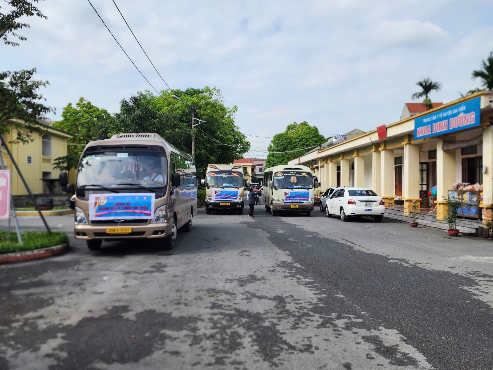 Xe đưa đón người dân đến khám bệnh