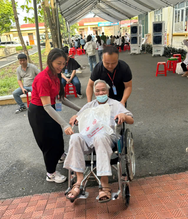 Các tình nguyện viên hỗ trợ người đến khám