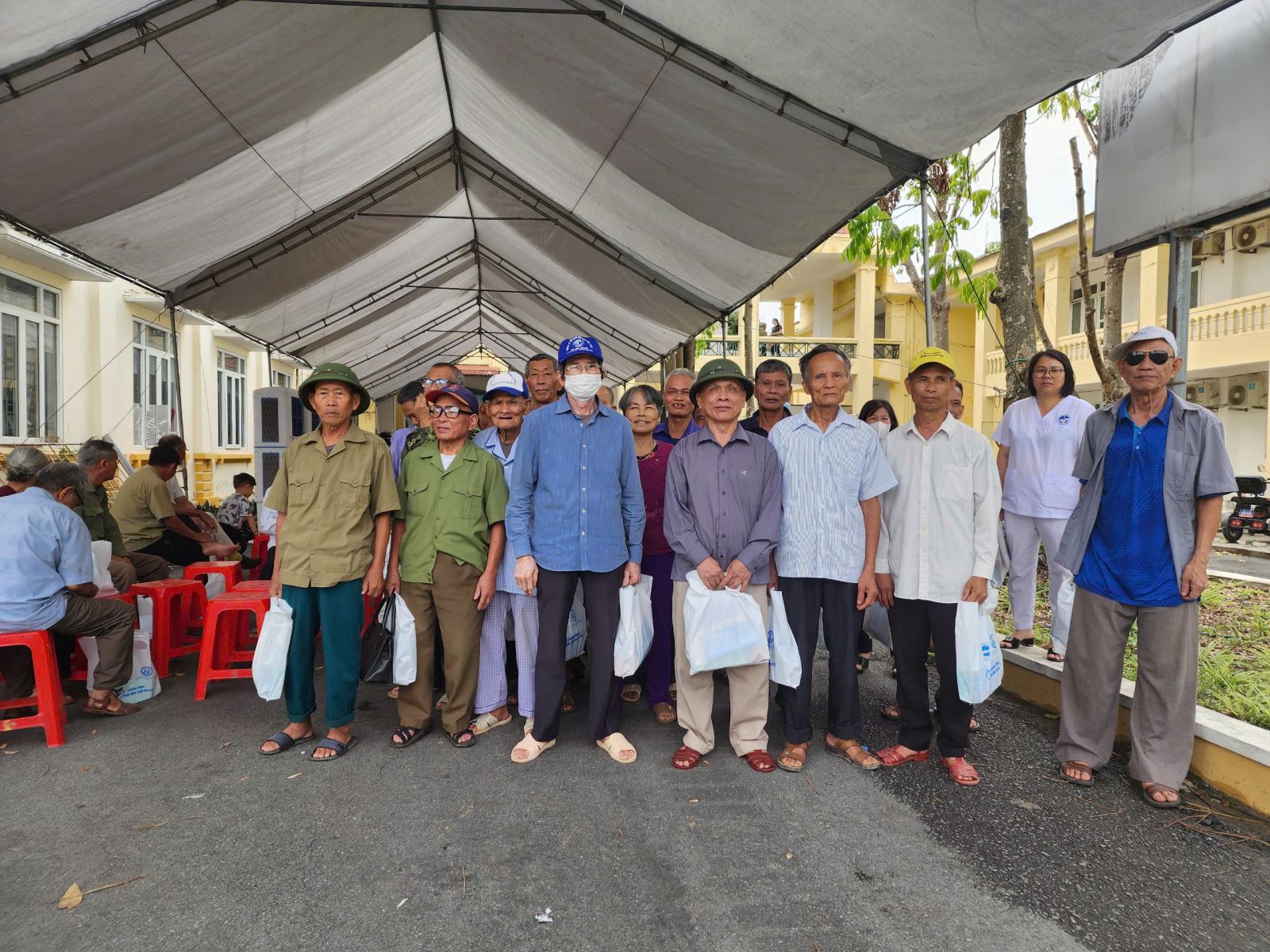 Tặng quà cho người tham gia chương trình khám bệnh