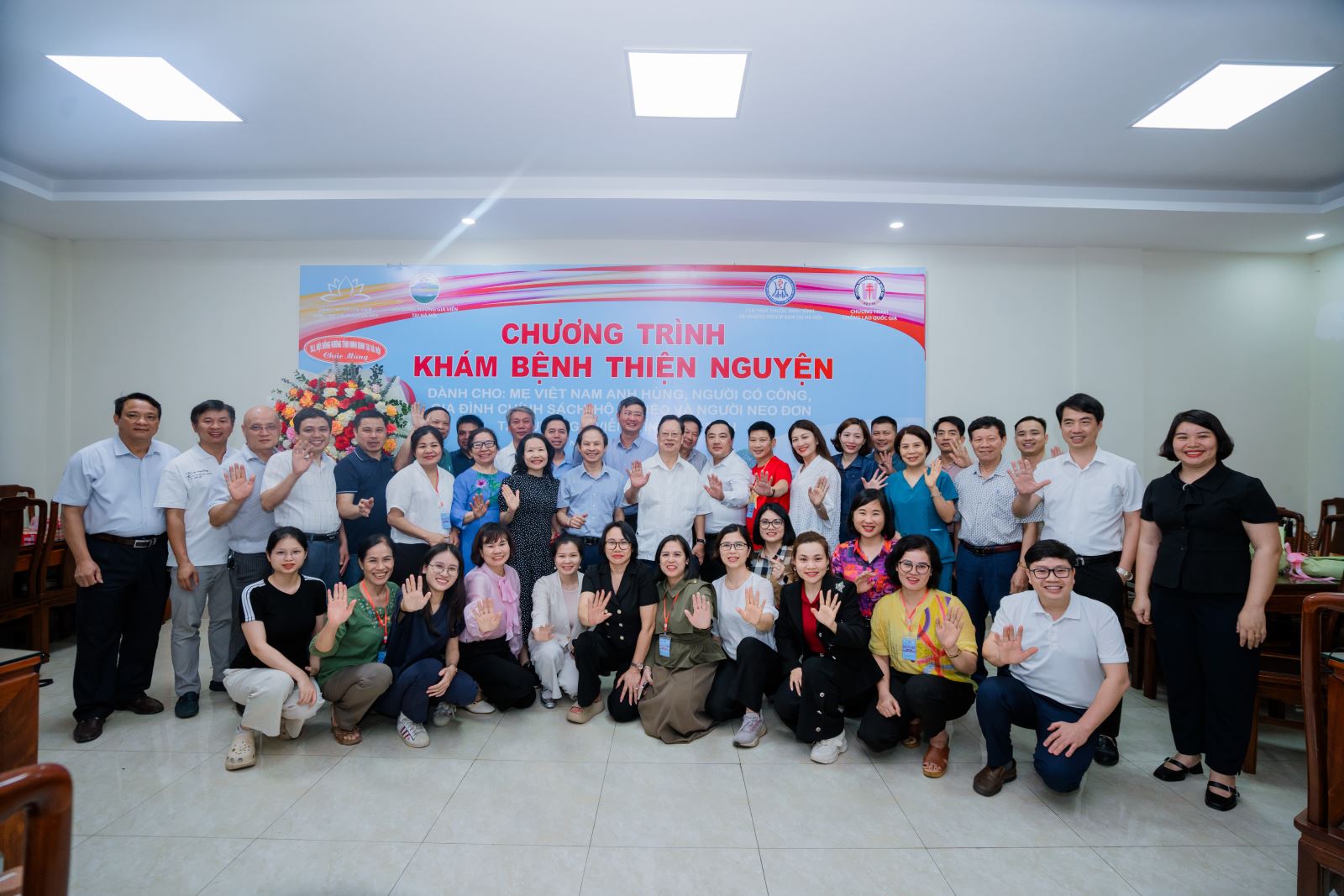 Các thành viên trong chương trình thiện nguyện chụp lưu niệm