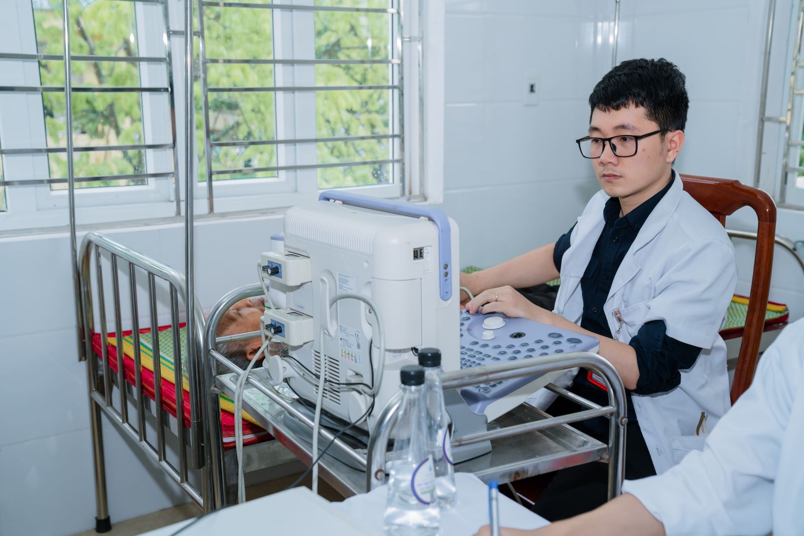 Khám bệnh cho bà con trong chương trình