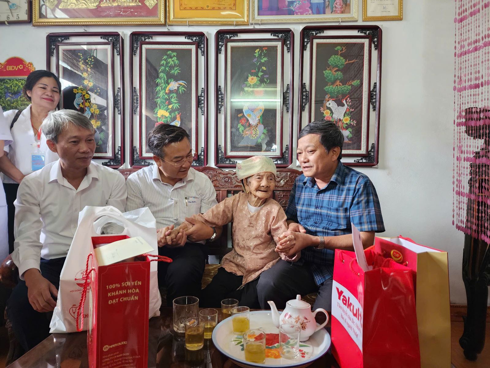 Chủ tịch UBND huyện Gia Viễn - ông Phạm Văn Tam cùng Chủ tịch Hội đồng hương Gia Viễn tại Hà Nội - ông Vũ Duy An và Giám đốc Bệnh viện phổi TW - ông Đinh Văn Lượng đến thăm khám mẹ Việt Nam Anh hùng Nguyễn Thị Ruộng 