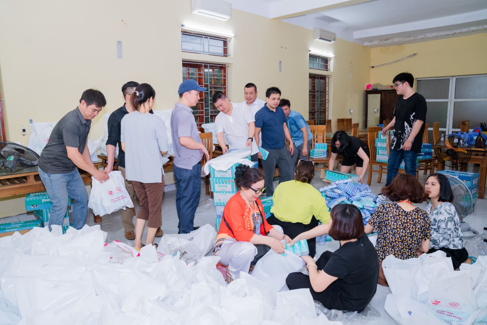 Các tình nguyện viên chuẩn bị quà tặng trong chương trình khám bệnh