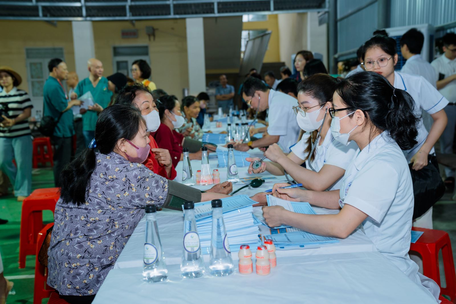 Khám bệnh cho bà con trong chương trình