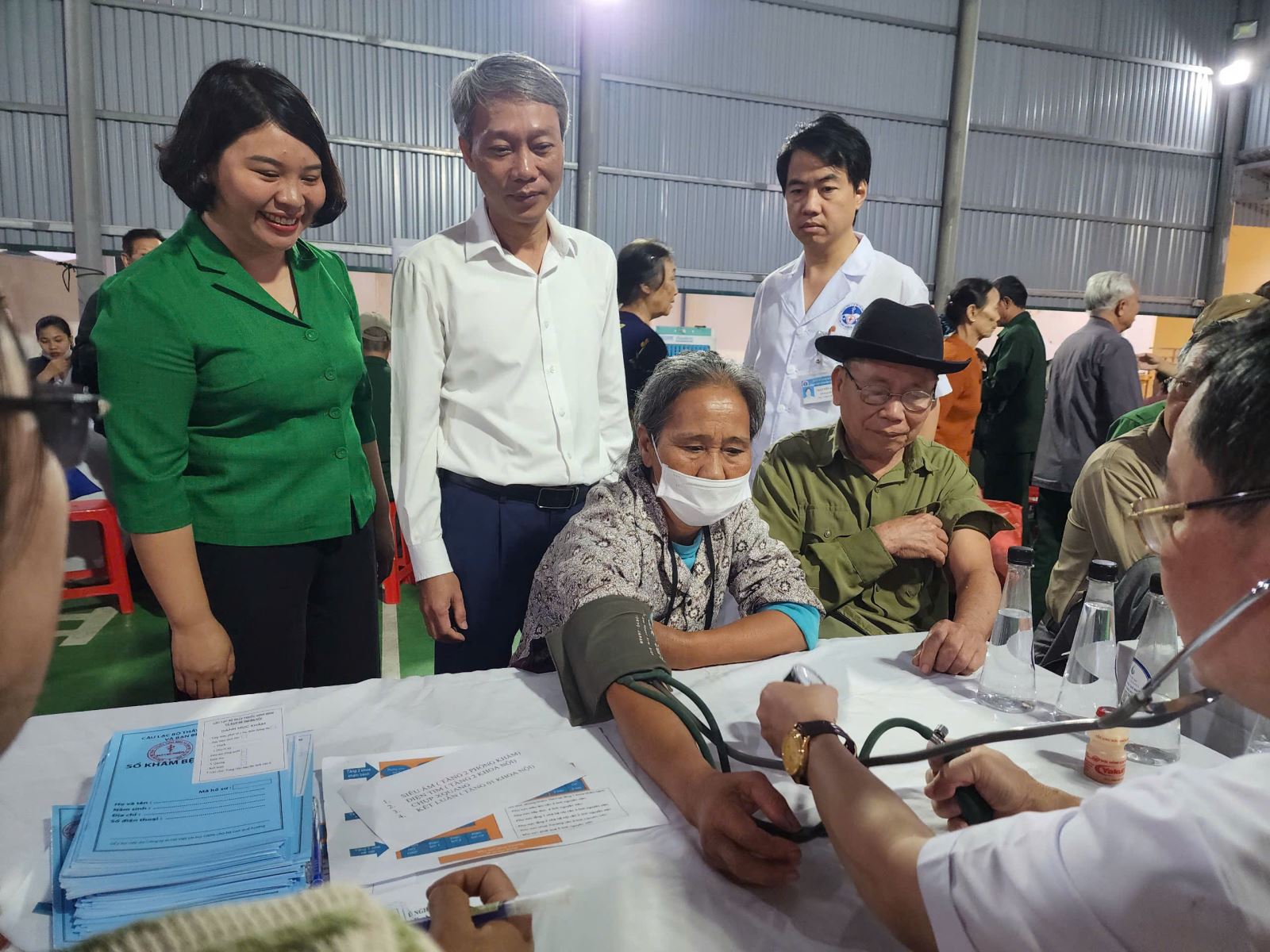 Lãnh đạo UBND huyện Gia Viễn thăm hỏi bà con đến khám bệnh