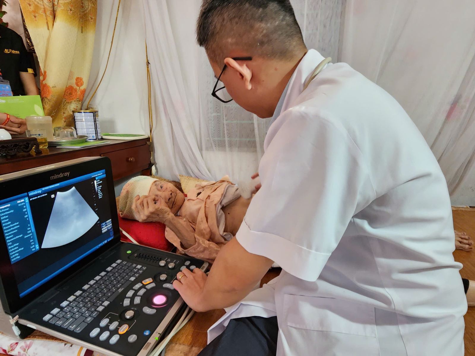 Thăm khám bệnh cho Mẹ Việt Nam Anh hùng Nguyễn Thị Ruộng (Thị trấn Thịnh Vượng, huyện Gia Viễn)