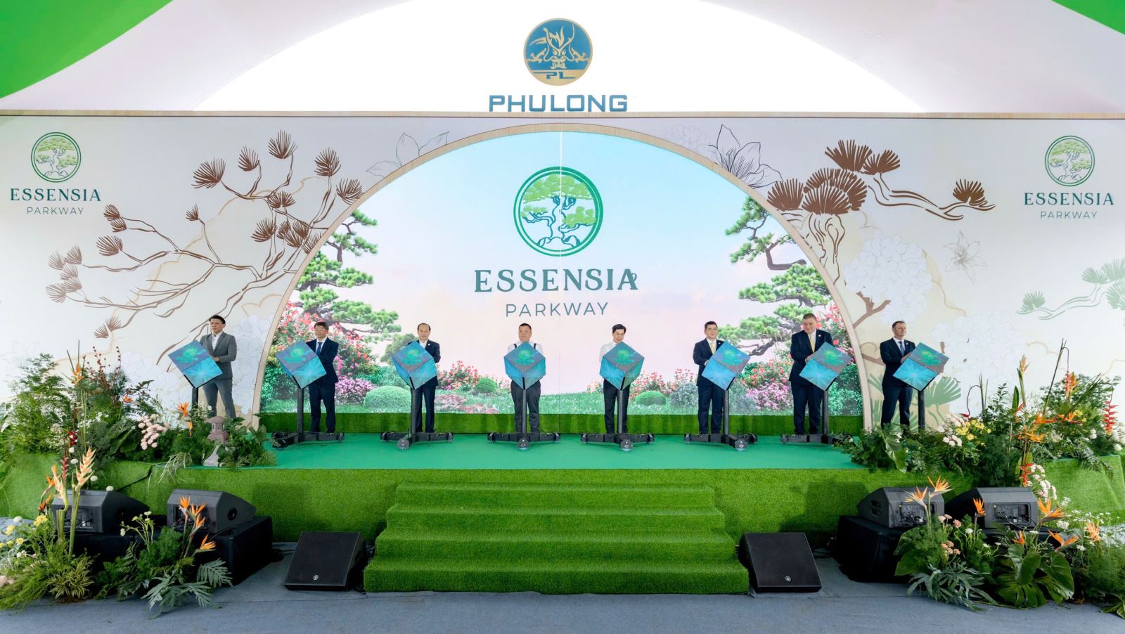 Các đại biểu thực hiện nghi lễ khởi công dự án. Ảnh: Hoàng Nam