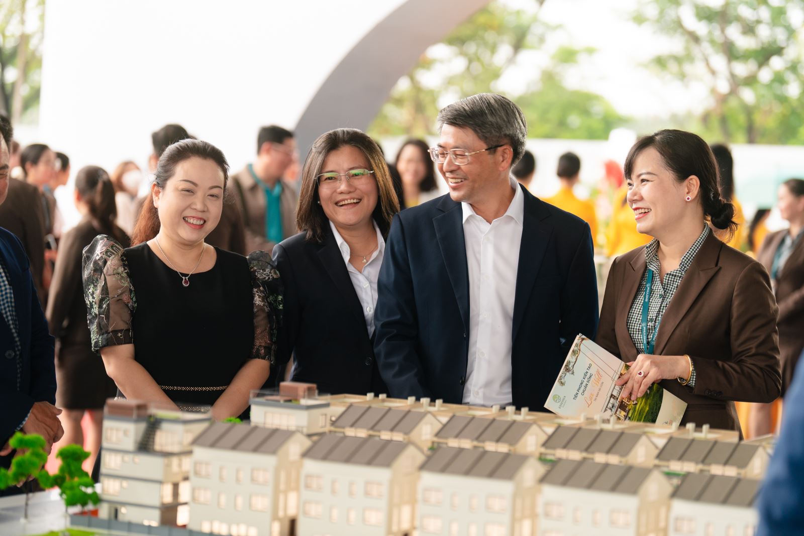 Tham quan sa bàn dự án, khách hàng đánh giá Essensia Parkway sẽ là tâm điểm mới tại thị trường khu Nam. Ảnh: Hoàng Nam 