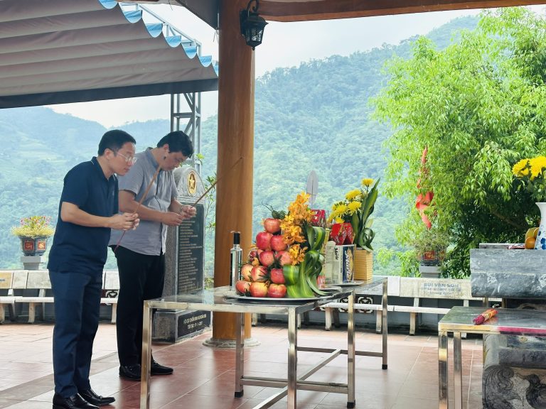 Thầy Vũ Tiến Dũng cùng các thầy cô nhà trường dâng hương tưởng nhớ, tri ân công ơn của các Anh hùng Liệt sĩ tại Nghĩa trang Liệt sĩ quốc gia Vị Xuyên và Đài hương tưởng niệm tại điểm cao 468.