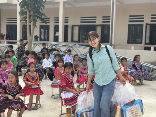 Những món quà vô cùng thiết thực và ý nghĩa  mang đến cho các điểm trường gồm: sách vở, quần áo, đồ dùng học tập, đồ chơi, áo mưa, ủng đi mưa..