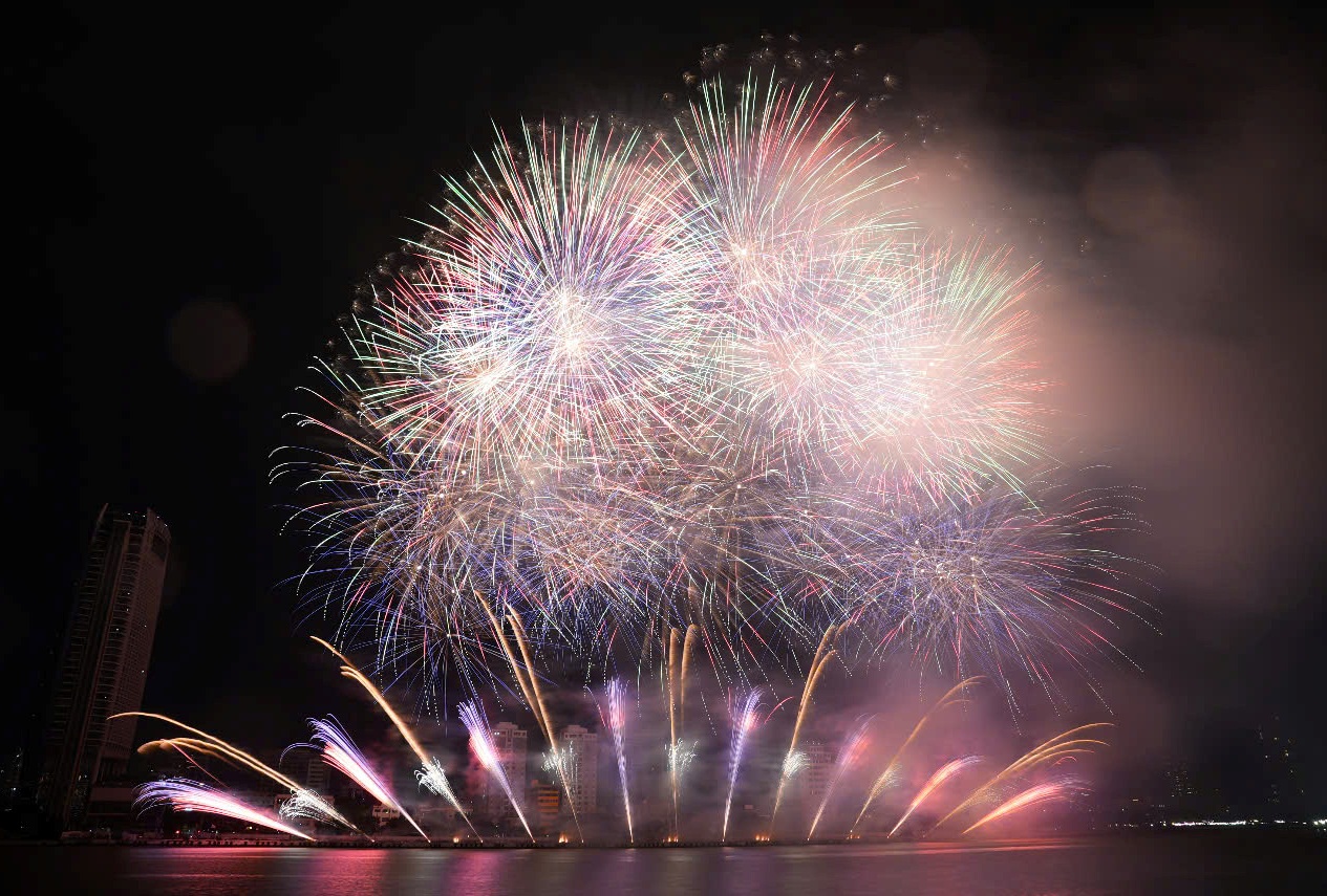 Màn trình diễn pháo hoa của đội Faseecom (Hàn Quốc) mang tên “Vũ điệu Rồng bay”