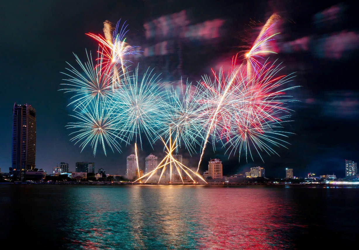 Những tràng pháo hoa tông vàng và xanh dương, bùng nổ tiết tấu nhanh, dồn dập, khiến cả khán giả trầm trồ phấn khích