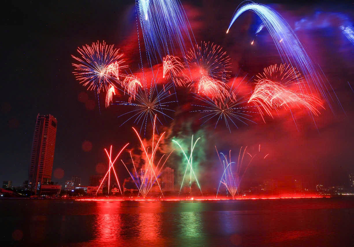 Những tràng pháo dày đặc, bung tỏa trên nền trời như vẽ nên hình ảnh một con rồng vút bay, như một lời tuyên ngôn mạnh mẽ về khát vọng không ngừng vươn lên của Đà Nẵng trong kỷ nguyên mới
