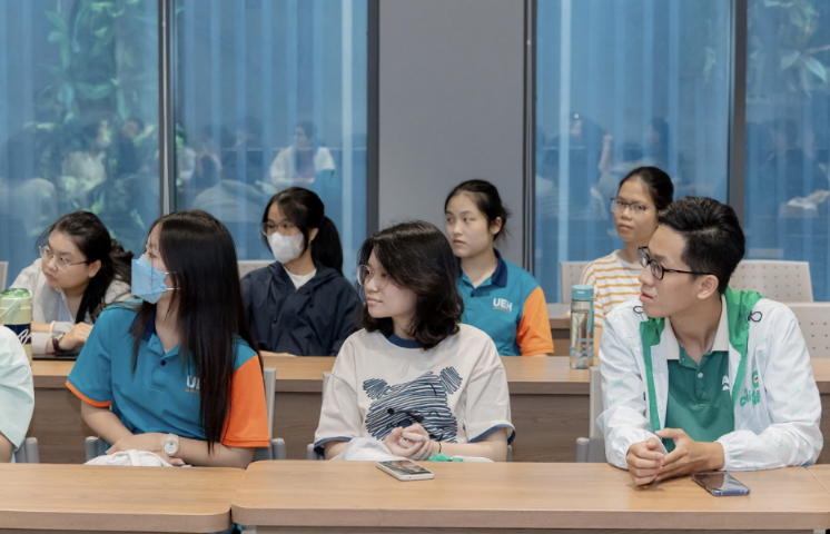 Hơn 80 sinh viên tham gia phiên thảo luận đặc biệt 