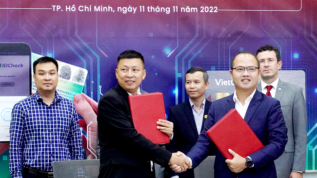 Sự hợp tác này giữa hai bên sẽ giúp VietCredit giảm thiểu rủi ro, nâng tầm trải nghiệm khách hàng (Ảnh: Đại diện VietCredit phát biểu tại sự kiện)