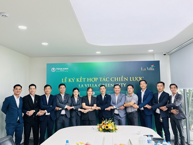 Lễ ký kết hợp tác chiến lược phân phối dự án La Villa Green City giữa Trần Anh Group với 4 đơn vị phân phối: Westland, Khải Điền, Long Phú Holding, Điền Vinh. Ảnh: Trần Anh Group.