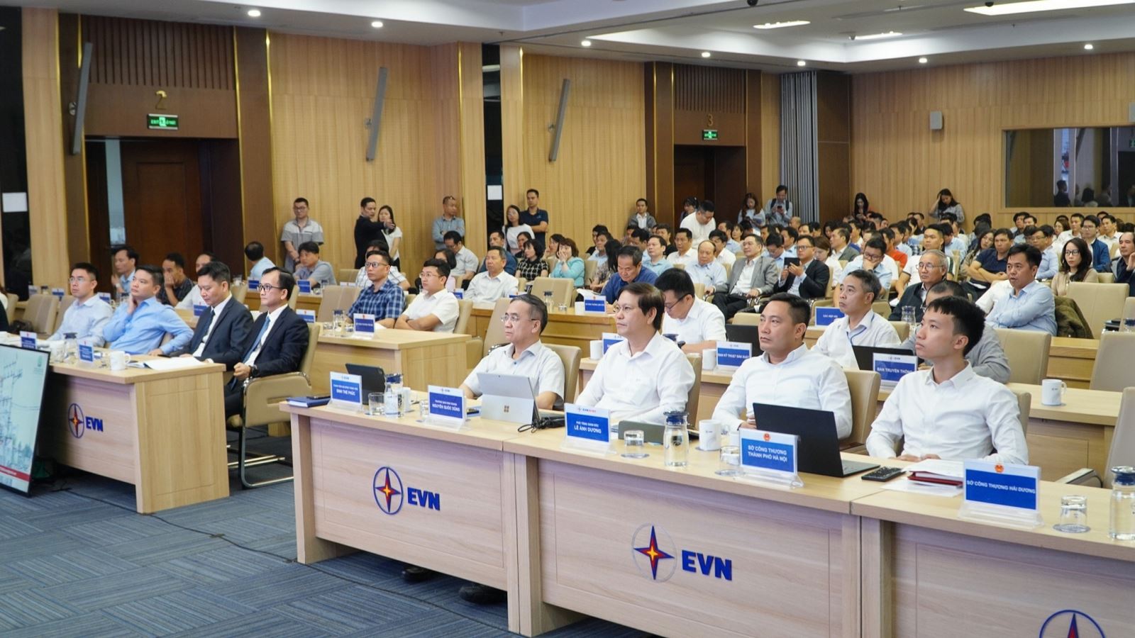 Hơn 200 đại biểu tham dự trực tiếp hội nghị.