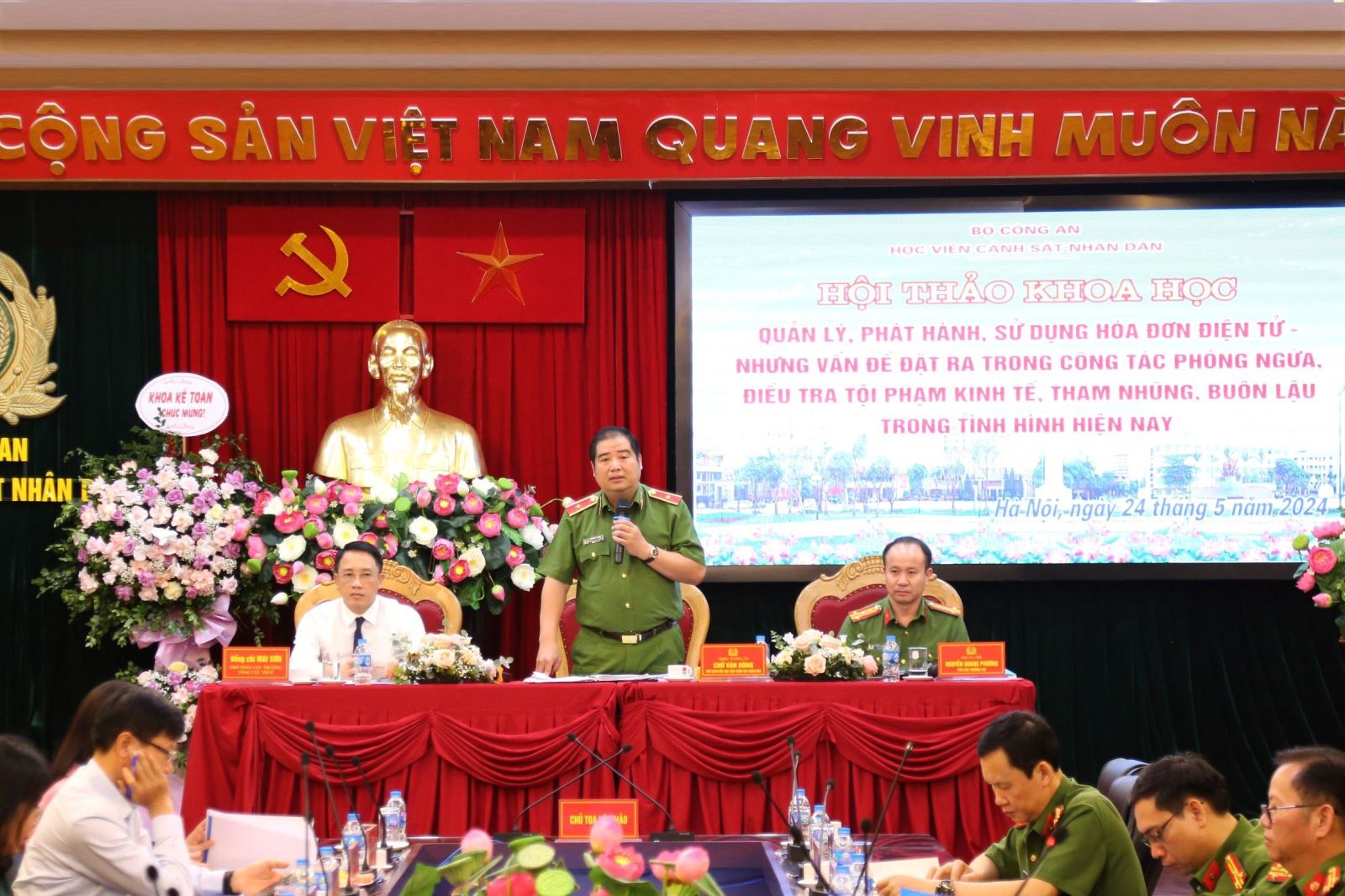 ừ trái qua: Ông Mai Sơn, Thiếu tướng Chử Văn Dũng và Đại tá Nguyễn Quang Phương đồng chủ trì phiên tham luận tại hội thảo. Ảnh: TCT