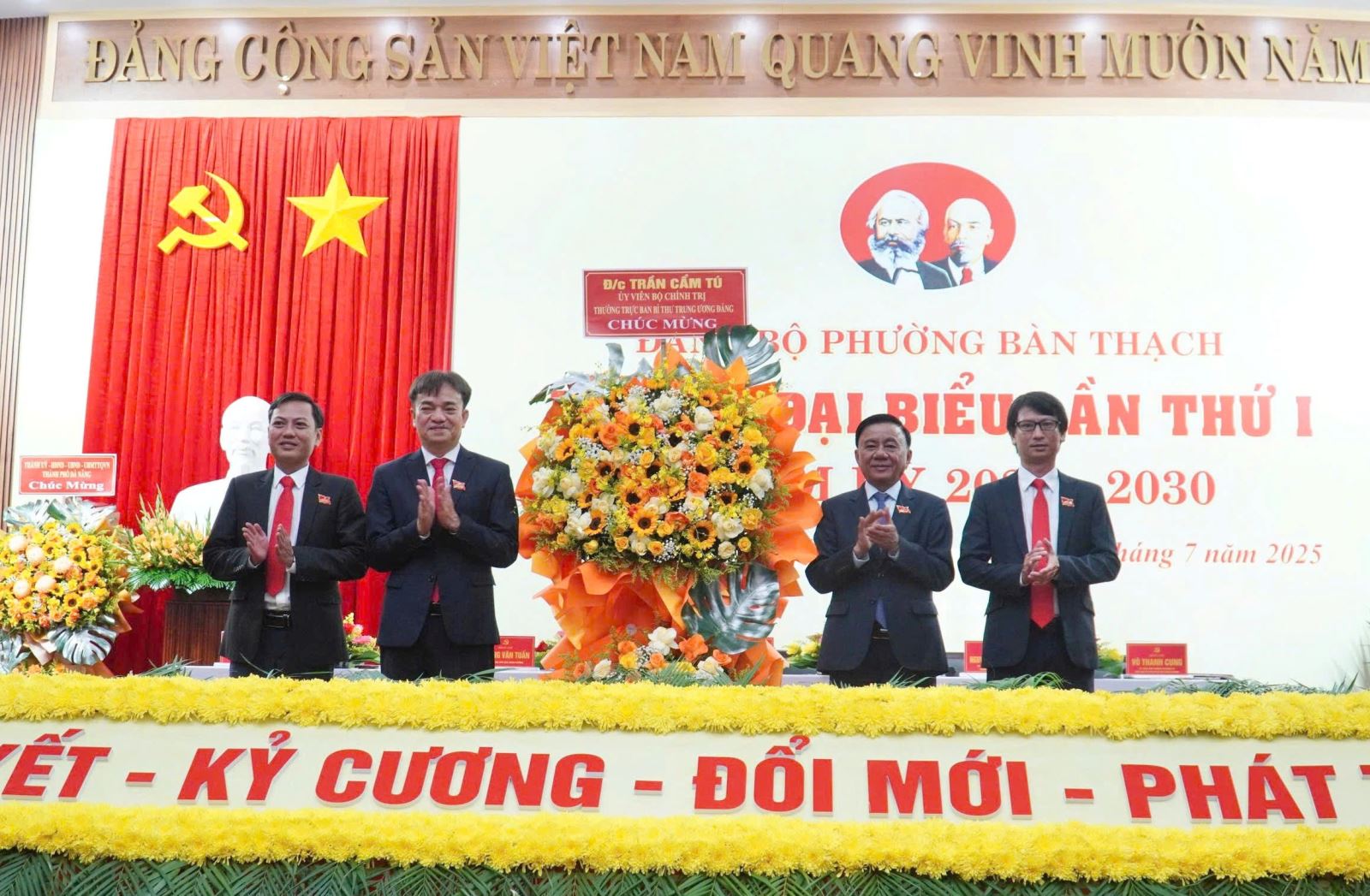 Thường trực Ban Bí thư Trần Cẩm Tú tặng lẵng hoa chúc mừng Đại hội