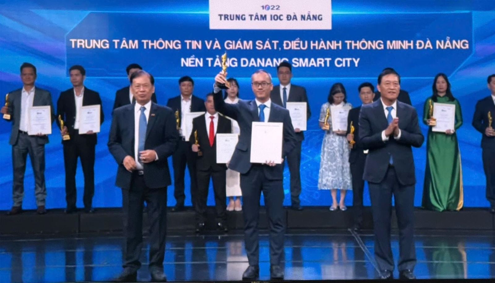 Đại diện Trung tâm Thông tin và giám sát, điều hành thông minh Đà Nẵng nhận giải thưởng Vietnam Digital Awards 2025