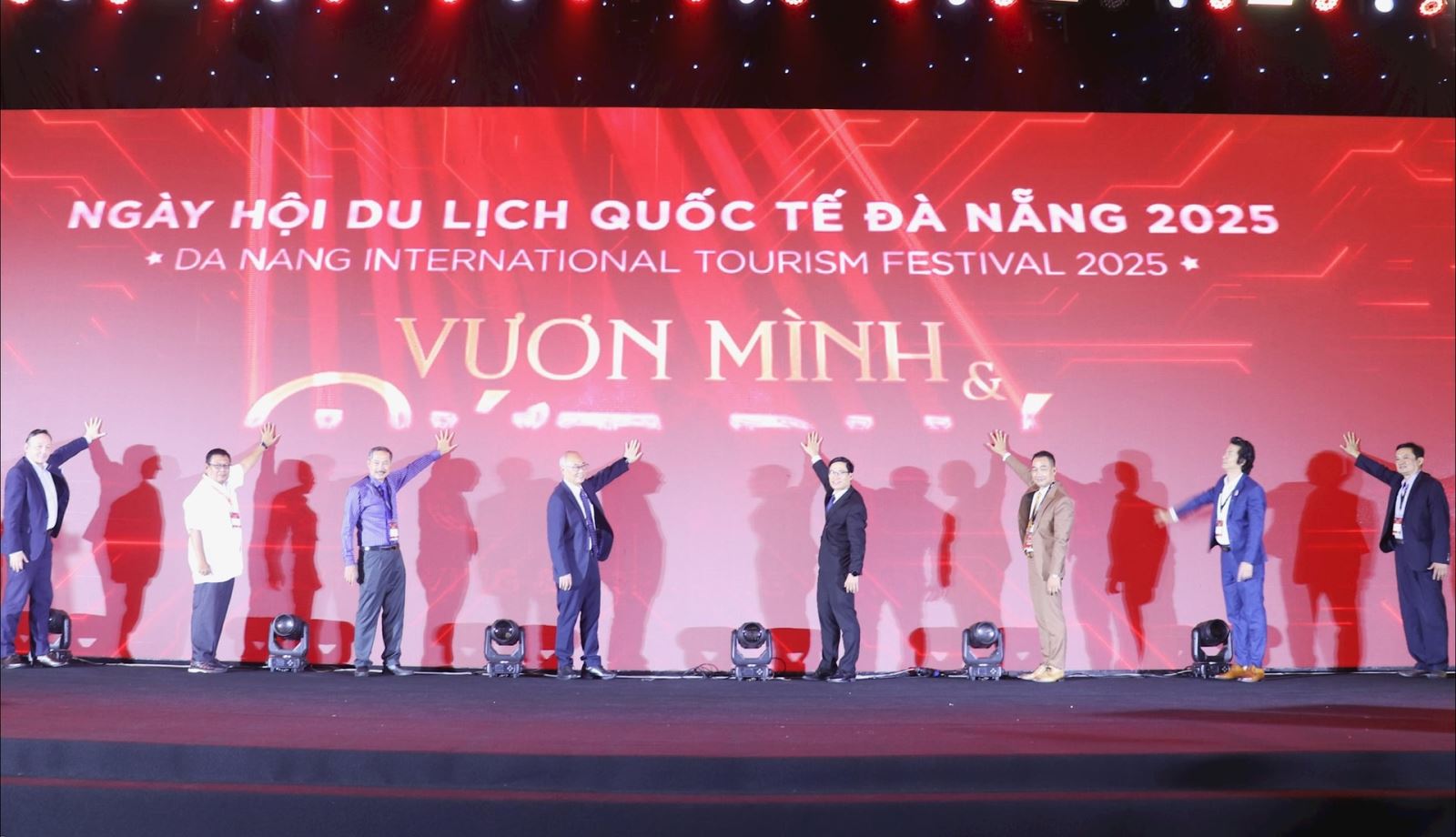 Các đại biểu nhấn nút khai mạc Ngày hội Du lịch Quốc tế Đà Nẵng 2025