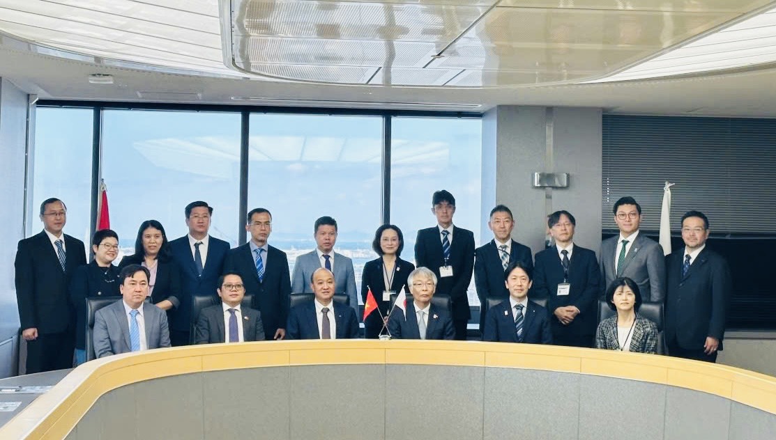 Phó Chủ tịch UBND thành phố Lê Quang Nam cùng đoàn công tác chụp hình lưu niệm với thành phố Sakai (Ảnh: Đoàn công tác)