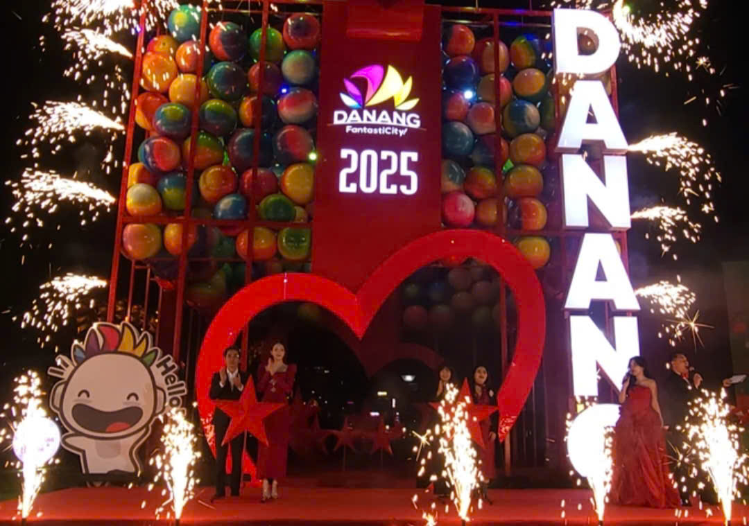 Các đại biểu thực hiện nghi thức khai mạc Lễ hội Đón Giáng sinh - Chào năm mới Đà Nẵng 2025