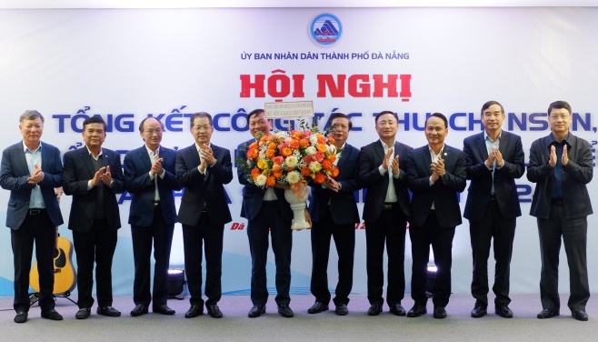 Lãnh đạo thành phố Đà Nẵng tặng hoa chúc mừng ngành tài chính hoàn thành công tác thu - chi ngân sách Nhà nước năm 2024