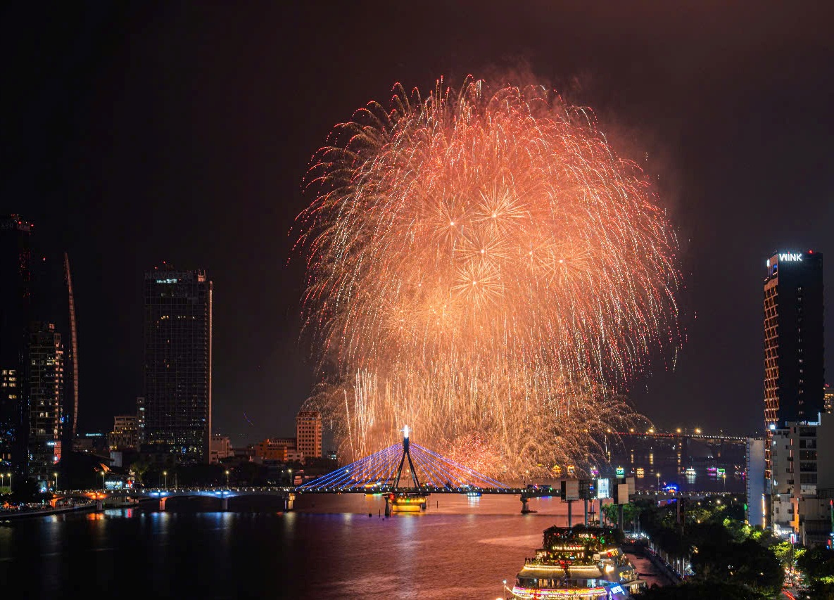 Màn trình diễn pháo hoa giữa đội Z121 Vina Pyrotech (Việt Nam) và đội Surex Firma Rodzinna (Ba Lan) trong tối ngày 7/6