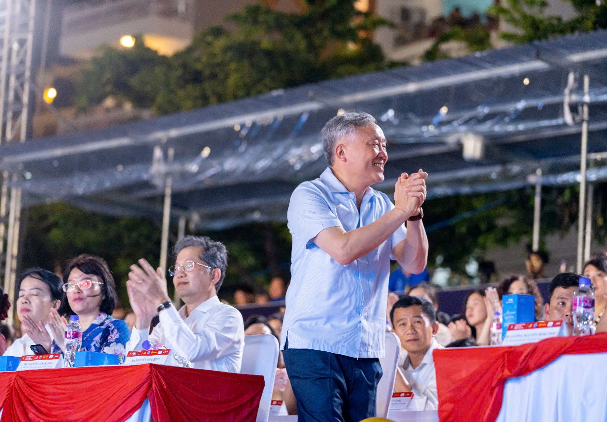 Phó Thủ tướng Thường trực Chính phủ Nguyễn Hòa Bình dự khán Đêm thi thứ tư của DIFF 2025