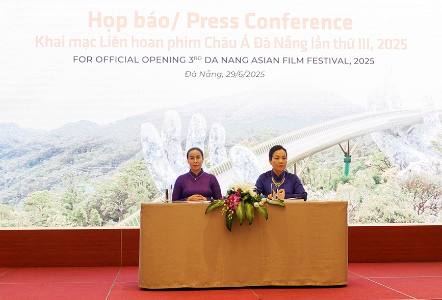 Phó Chủ tịch UBND thành phố Nguyễn Thị Anh Thi và Chủ tịch Hiệp hội Xúc tiến phát triển điện ảnh Việt Nam, Giám đốc DANAFF III Ngô Phương Lan chủ trì họp báo