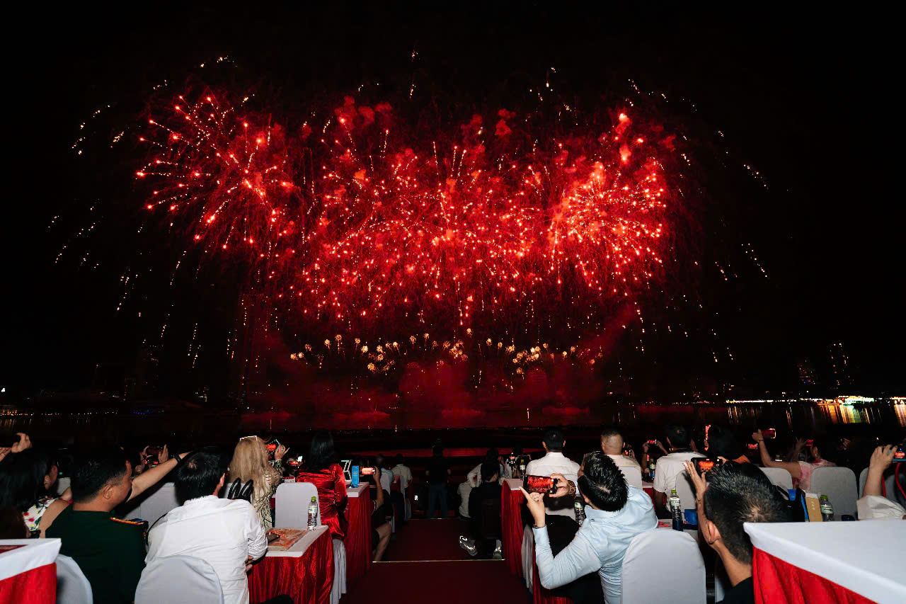 Đêm chung kết là cuộc so tài mãn nhãn giữa hai đội pháo hoa Z121 Vina Pyrotech (Việt Nam) và đội Jiangxi Yangfeng (Trung Quốc)