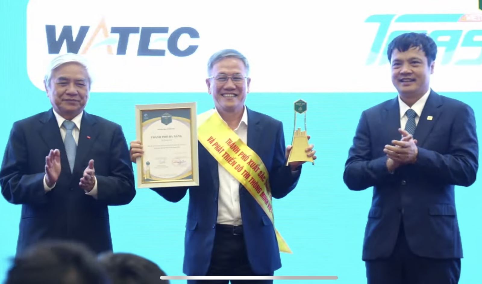 Ông Nguyễn Quang Thanh, Giám đốc Sở Thông tin và Truyền thông TP. Đà Nẵng, đại diện UBND TP. Đà Nẵng nhận giải thưởng Thành phố thông minh Việt Nam năm 2024