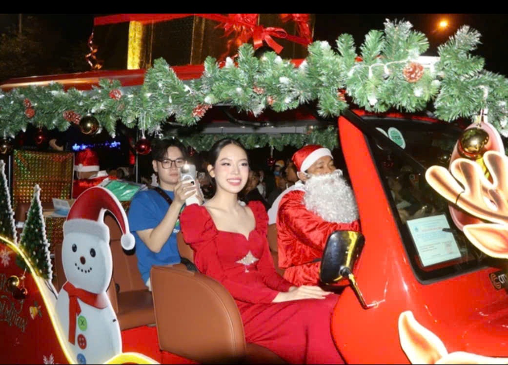 Hoa hậu Quốc tế 2024 Huỳnh Thị Thanh Thuỷ tham gia hoạt động diễu hành