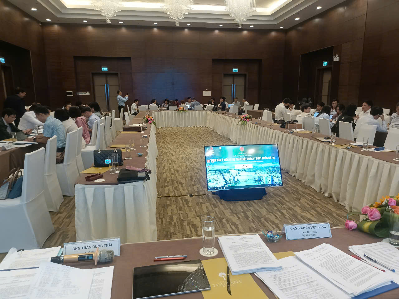 Các đại biểu chia làm 3 nhóm, tập trung thảo luận, góp ý cho Dự thảo Luật Quản lý phát triển đô thị