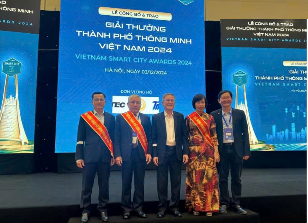 TP. Đà Nẵng cũng được vinh danh đối với 3 giải thưởng chuyên đề: Thành phố Điều hành, quản lý thông minh; Thành phố Hấp dẫn đổi mới sáng tạo; Thành phố Quản lý môi trường thông minh, xanh, sạch