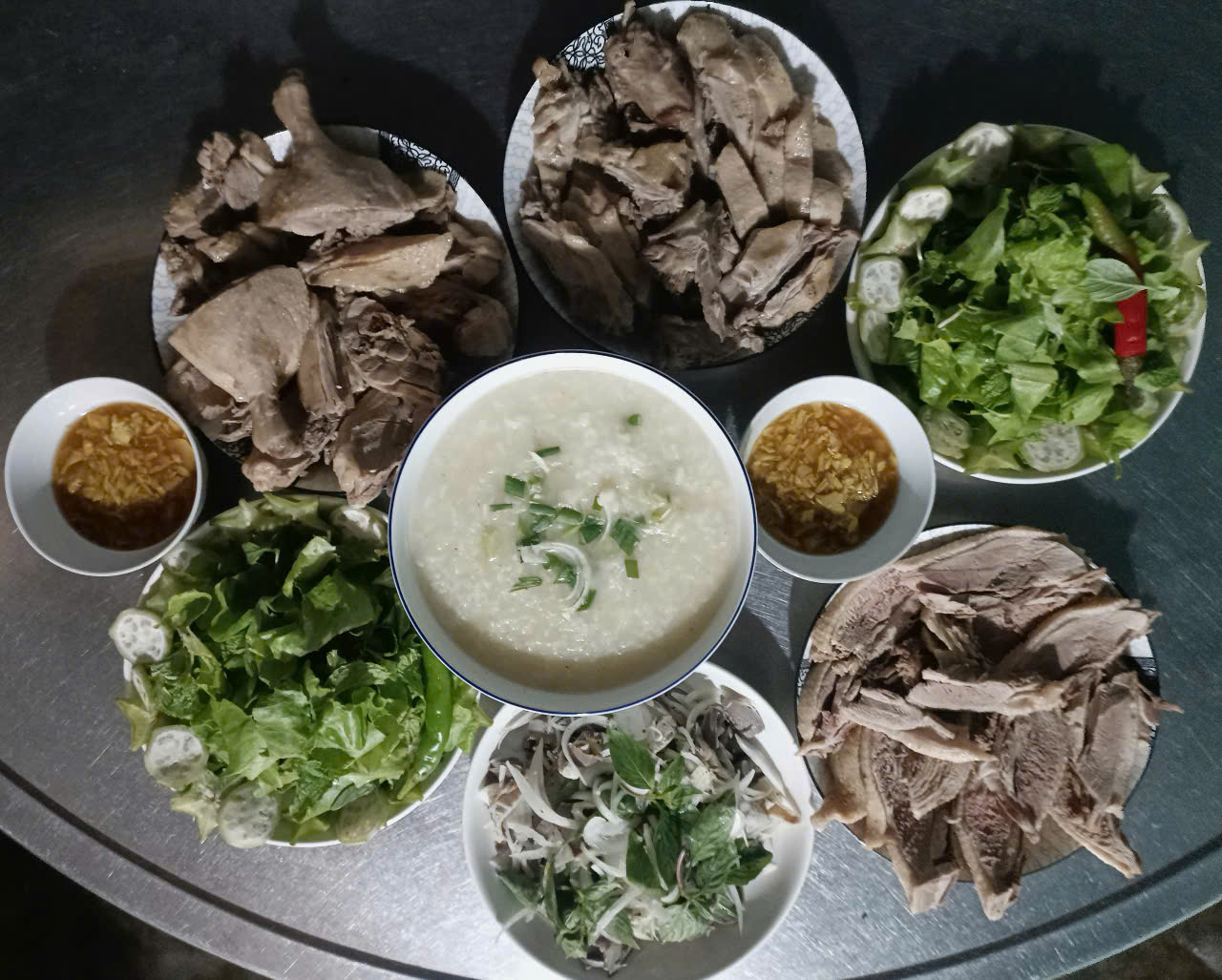 Món ăn không thể thiếu trong ngày Tết Đoan ngọ là thịt vịt. Theo quan niệm của người xưa thì ngày 5/5 Âm lịch là ngày khí trời nóng nực, nhiệt độ cao nên người ta dùng thịt vịt có tính mát, bổ, để quân bình nhiệt - hàn giữa Trời và Người