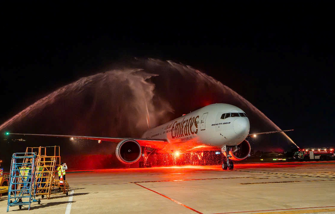 Thành phố Đà Nẵng đã chào đón chuyến bay đầu tiên Emirates đến với thành phố bằng màn phun nước vòi rồng, khởi đầu tốt đẹp cho tuyến bay mới giữa Dubai và Đà Nẵng