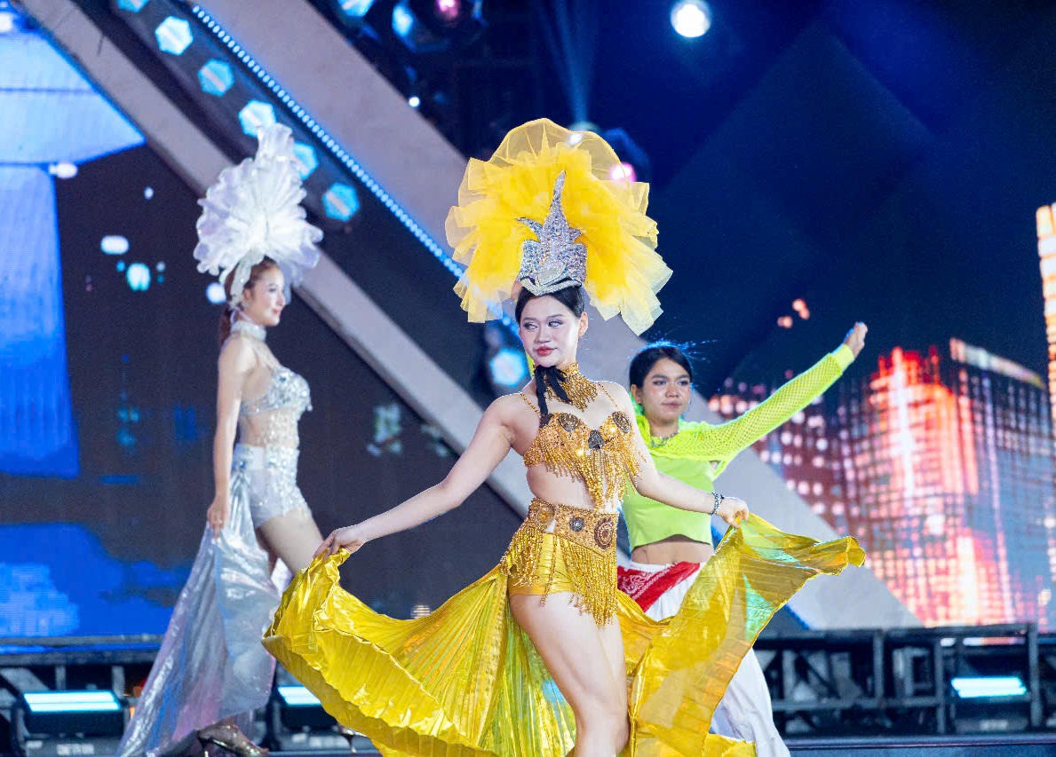 Bên cạnh thưởng thức những màn pháo hoa tuyệt kỹ, khán giả còn được chiêu đãi đêm “đại nhạc hội” bên sông Hàn