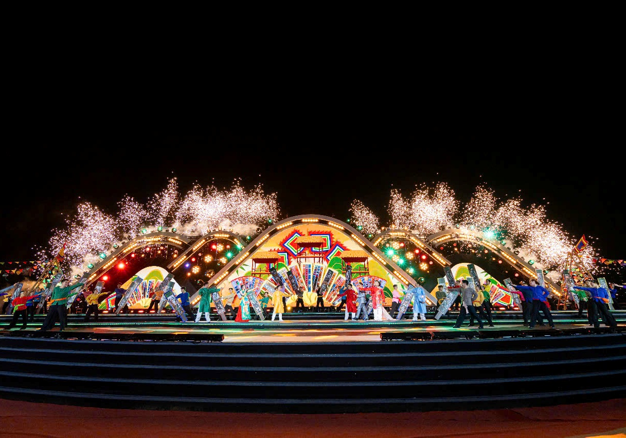 Đêm thi thứ tư của DIFF 2025 không chỉ là màn trình diễn pháo hoa mãn nhãn, mà còn là bữa tiệc nghệ thuật trọn vẹn cả âm thanh, ánh sáng và cảm xúc