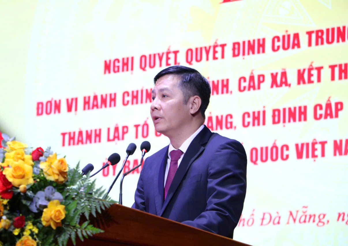 Đồng chí Nguyễn Thành Tâm - Ủy viên Trung ương Đảng, Phó Trưởng ban Tổ chức Trung ương công bố các Nghị quyết, quyết định của Trung ương