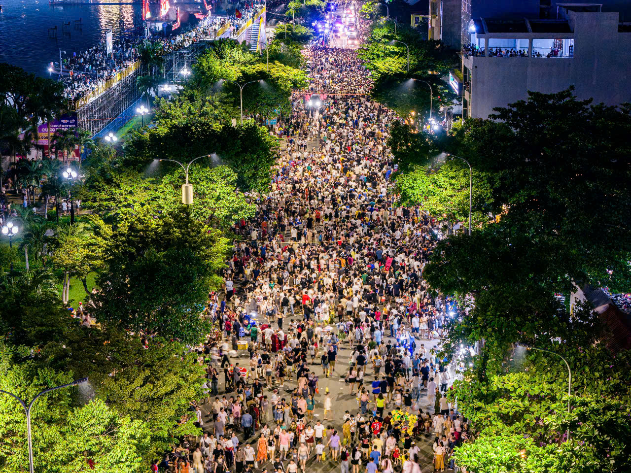 Nhiều người dân và du khách đã đổ về những vị trí đẹp bên bờ sông Hàn để xem pháo hoa