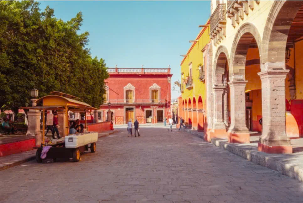 Những tòa nhà đầy màu sắc của thành phố  San Miguel de Allende (Mexico) (ảnh Travel + Leisure)