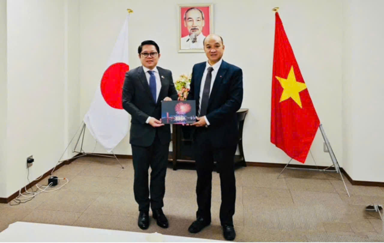 Phó Chủ tịch UBND thành phố Lê Quang Nam (bên phải) trao quà lưu niệm cho Tổng Lãnh sự Việt Nam tại Osaka Ngô Trịnh Hà (Ảnh: Đoàn công tác)